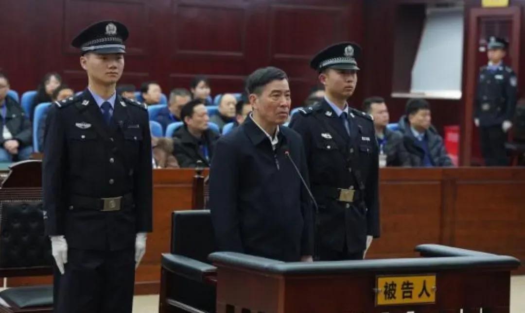 受贿8103万，陈戌源被判无期徒刑。
中国足球最大的问题，就不应该有行政干预。

