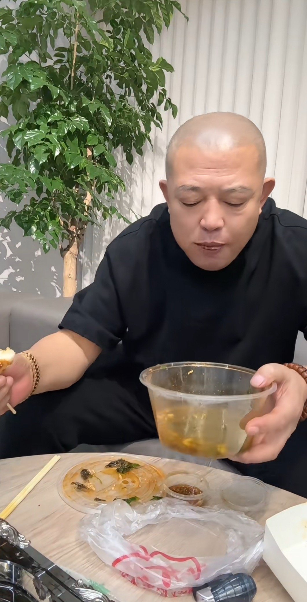 驴爸心酸恳求女儿别再揪着三驴妈不放！其实人很简单，每天一日三餐。为什么能出现这么