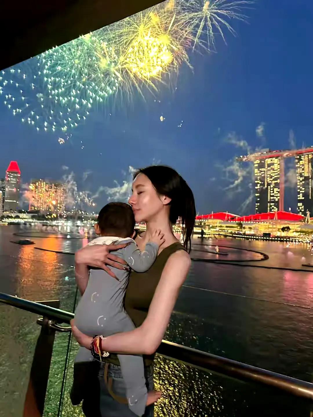 两人分手快十年，一朝晒娃被当爹？怎么看都是捕风捉影站不住脚的离谱猜测吧。何况现在