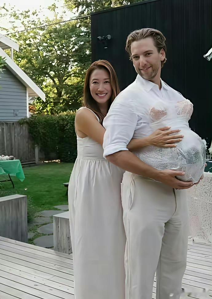 谢霆锋妹妹谢婷婷孕期与男友玩cosplay，看起来感情挺不错的 