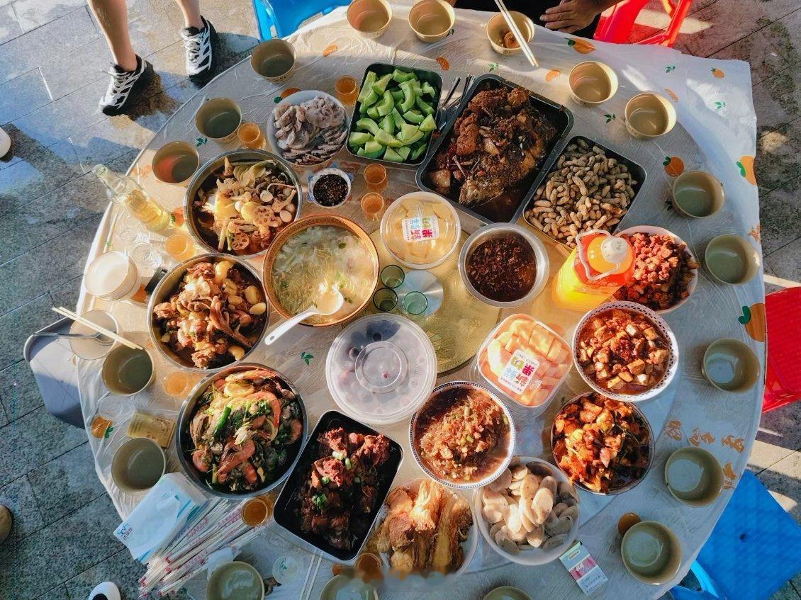 四方食事，不过人间烟火。一桌热热闹闹的农家流水席，佳肴满桌，亲友相聚，最质朴的幸