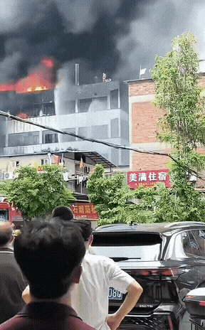 强烈建议：由三名消防员一组，配备一台重型无人机，作为火场应急救援队使用。

重型