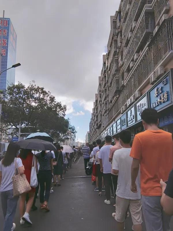 为领20个鸡蛋，全家出动排队3小时？这叫“堕落”还是“过日子”？🤔

现在的年