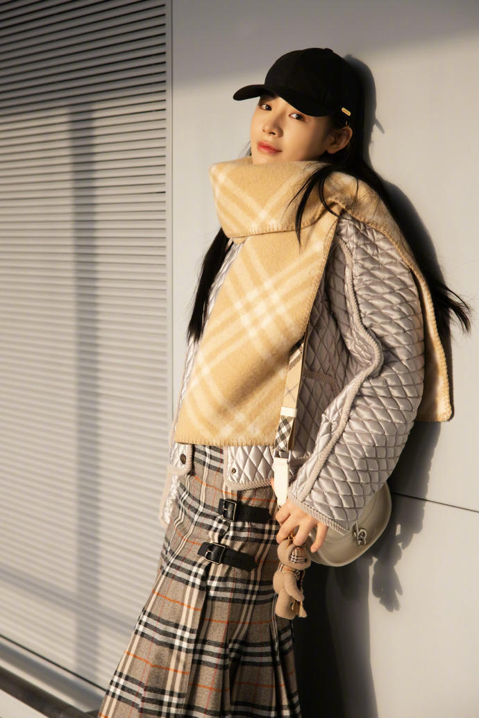 冬日暖阳为序，优雅为章✨ 陈丽君×Burberry适配度拉满！阳光轻拂脸庞，自带