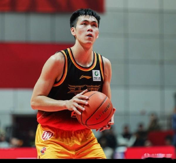 庞峥麟这个新秀有点强篮球 目标最佳新秀，庞峥麟砍生涯新高34分，场均22.8分国