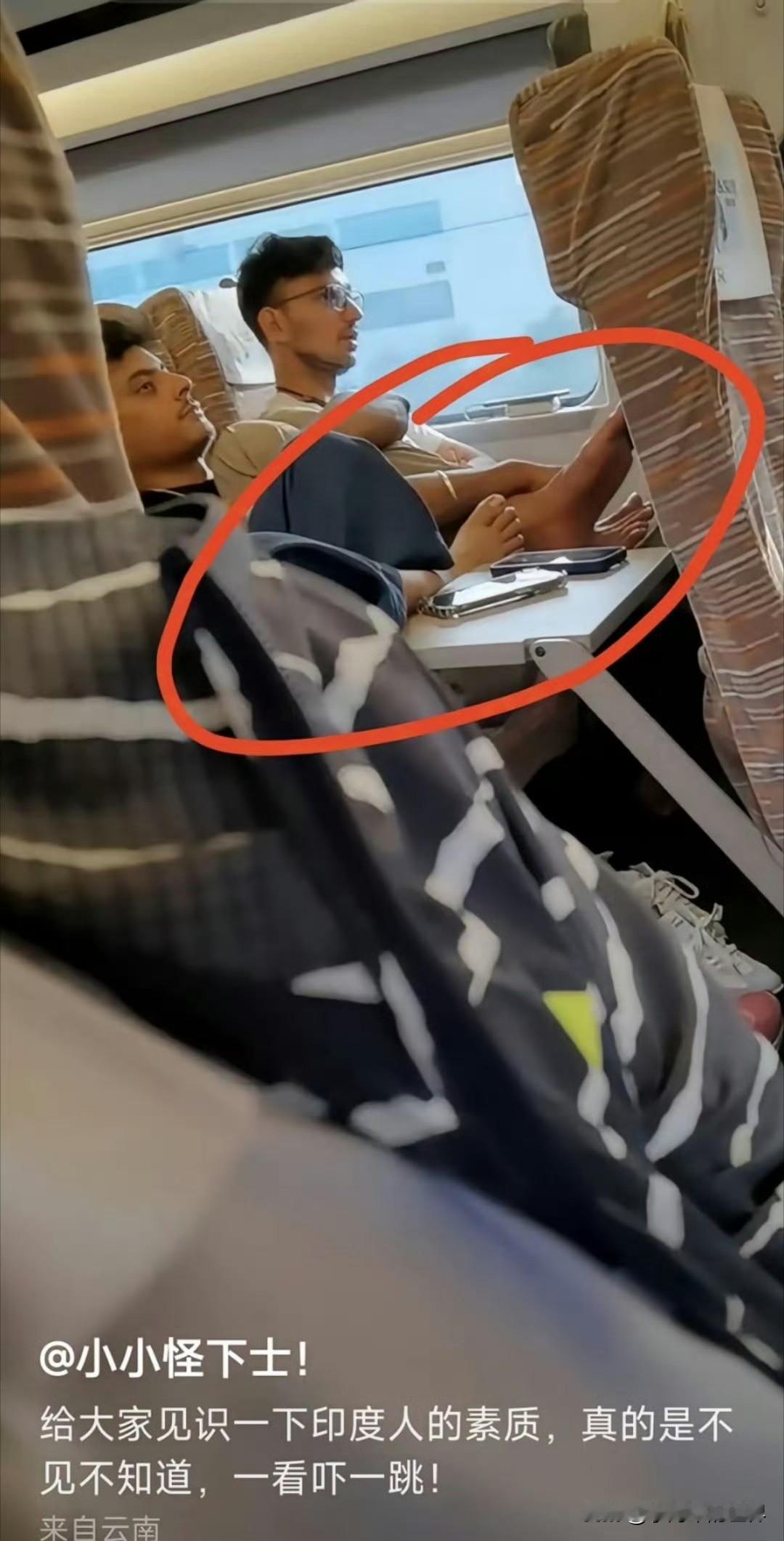 看了这图，以后再也不敢在飞机火车上趴在这种小桌板上睡觉吃饭了。

印度人坐中国高