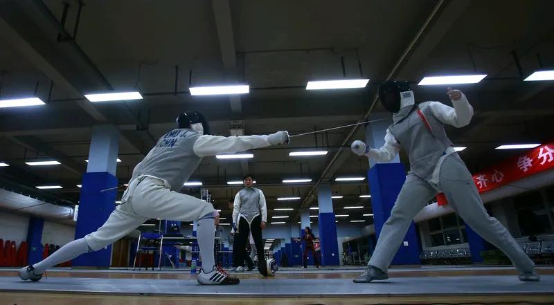 《剑客》
年少轻狂仗剑游，
遥观万里大江流。
鲜花醉赏凉风伴，
笑度春夏与冬秋。