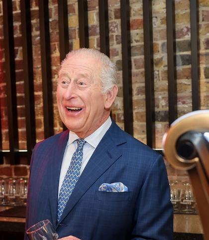 上班时间到，高工资高福利高地位，查尔斯三世访问啤酒厂。
英国王室在国际上的地位虽