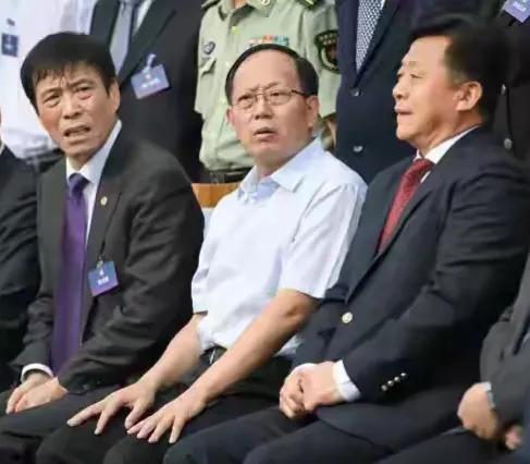 三位名场面，花絮！
程序员：咋了，都进来了？
杜兆才：可不，步你后尘了。
苟仲文