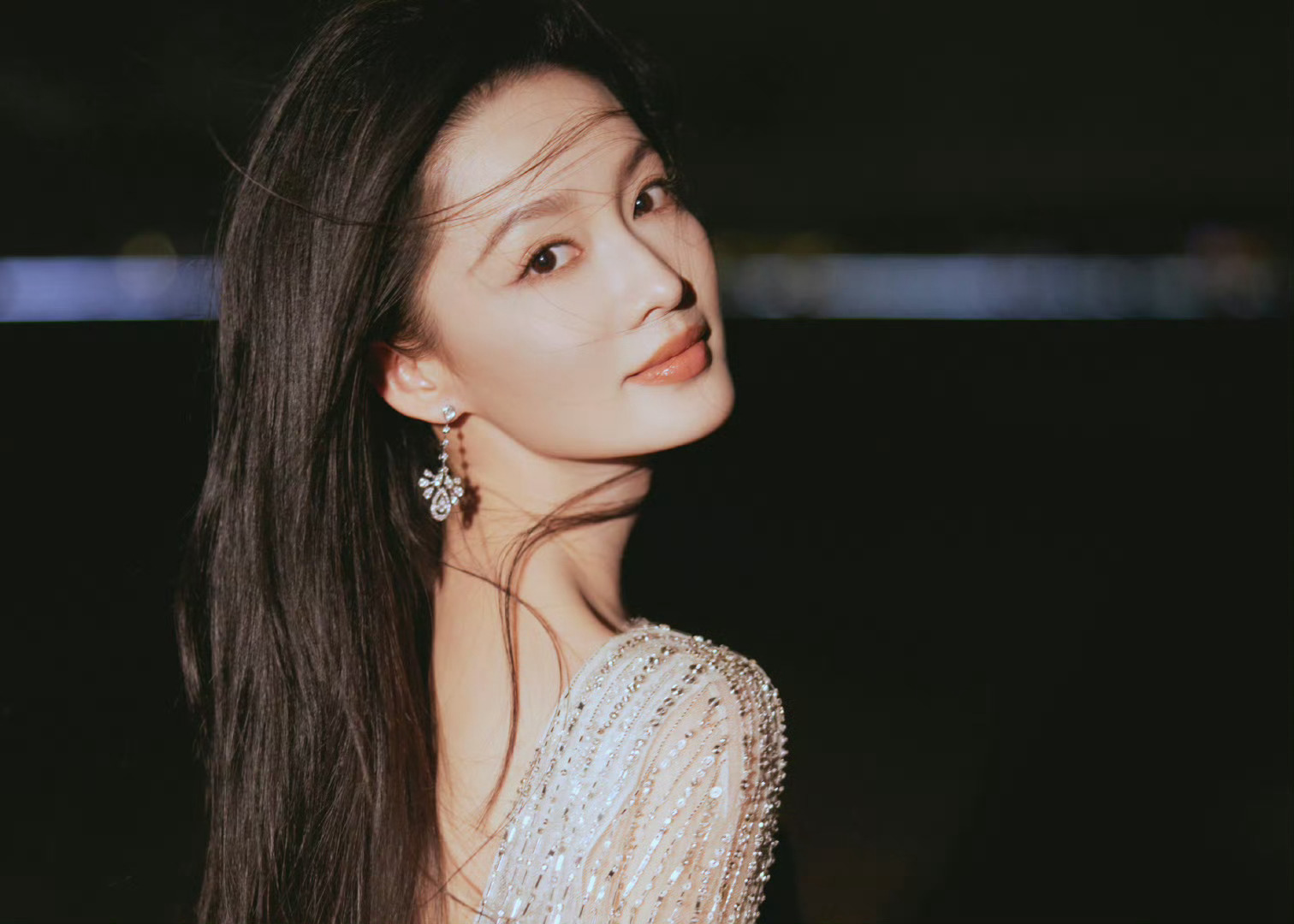 #李沁飞天奖造型# 虽然李沁的头发没有做造型和点缀，但已经非常美了，时尚大片既视
