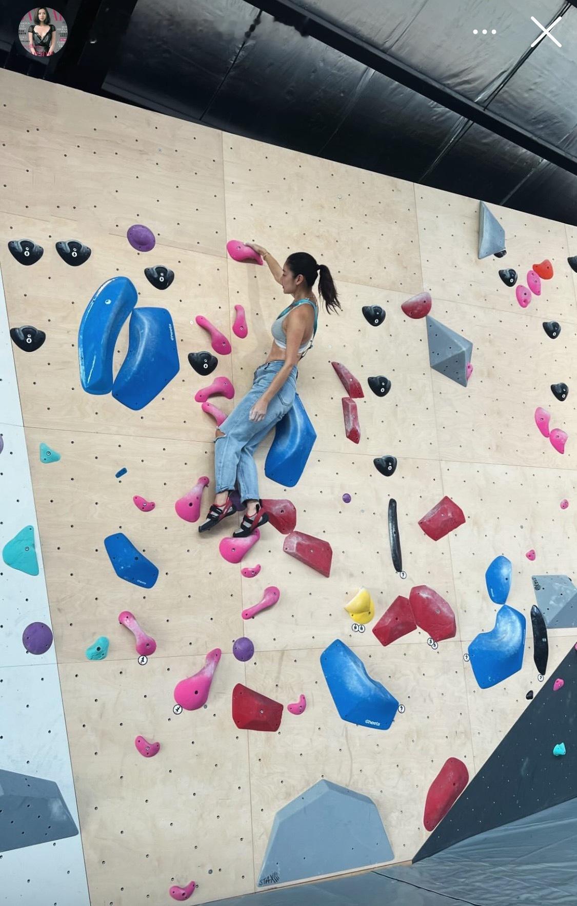 乐基儿和儿子一起去攀岩 