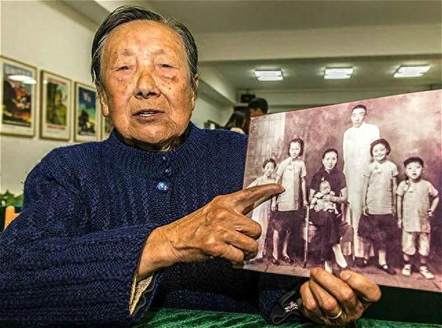 1937年，30多个日军闯进夏淑琴家，夏淑琴一家六口全部被他们杀死，8岁的夏淑琴
