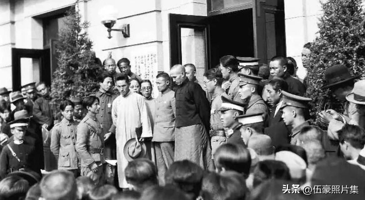 1931年9月18日，日本关东军发动九一八事变，东北迅速沦陷。国民政府采取“不抵