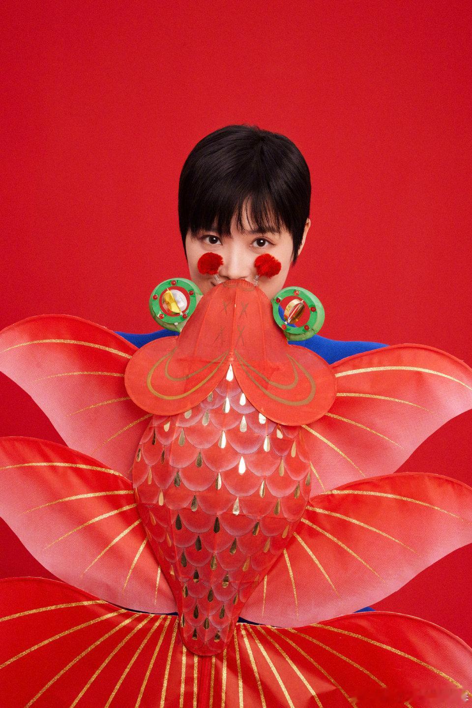 李宇春易烊千玺春晚节目海报 总台春晚海报上，李宇春裙美如画，易烊千玺红西装帅气十