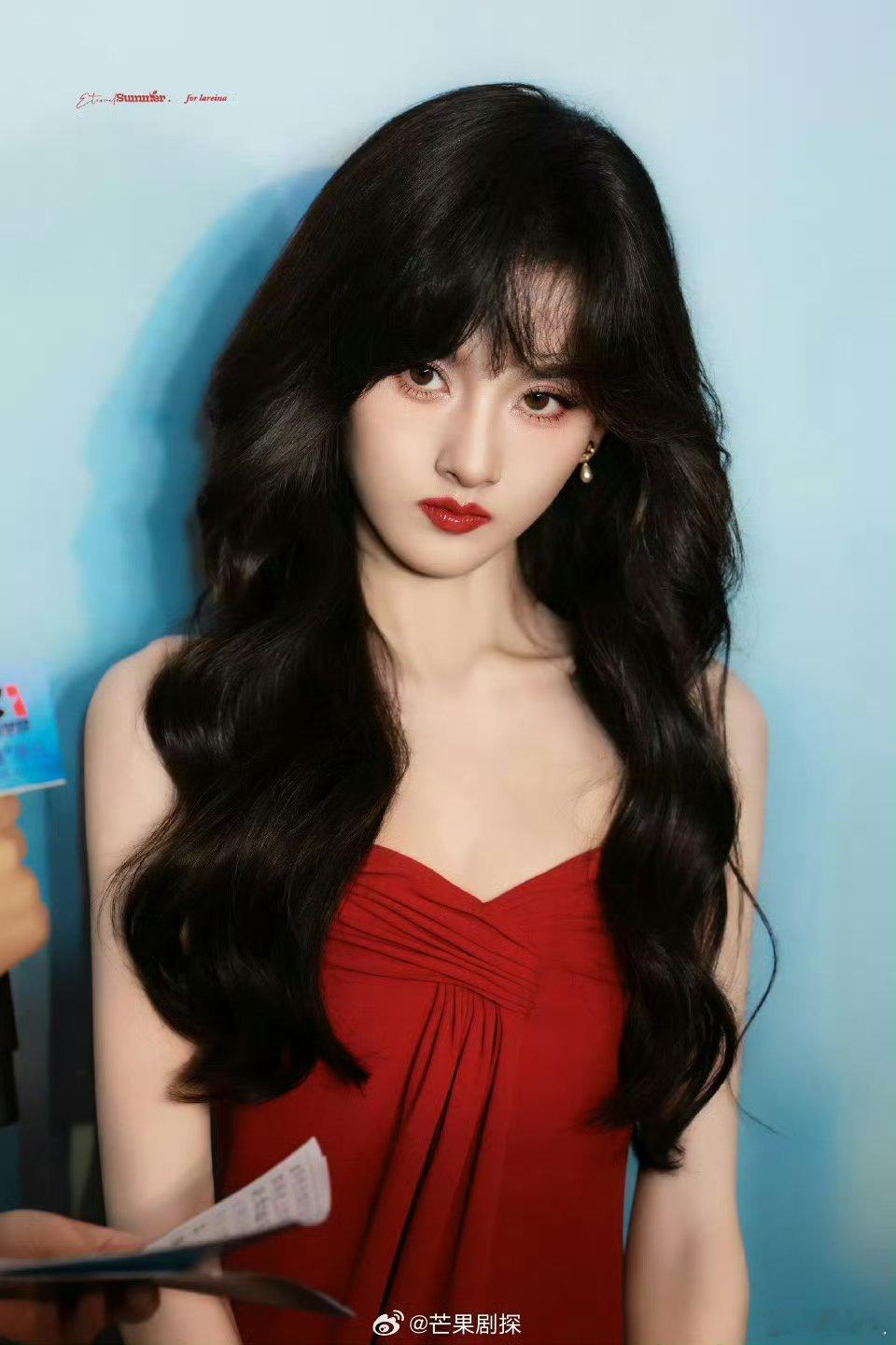 宋祖儿红唇大波浪宋祖儿第二套港风红裙 祖儿，你美，我已词穷，港风红唇大波浪，明艳