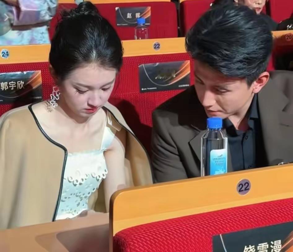 时隔两个月，郭宇欣和刘萧旭终于同框了！但这同框画面，真的让人越看越上头～
 
表