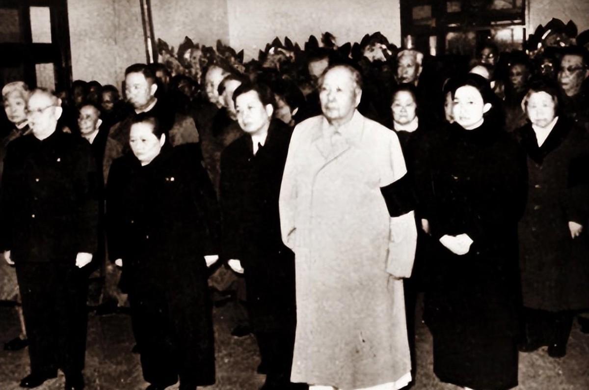 陈毅追悼会上毛主席见一副挽联后深感动容，称赞这正是民国四公子的风采！
1950年