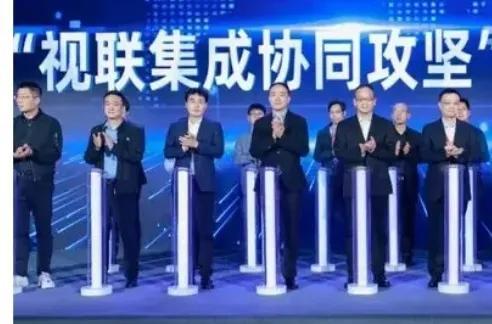 不管你信不信，五年后AI大概会是这样场景：
1、工厂、家庭机器人随处可见；

2