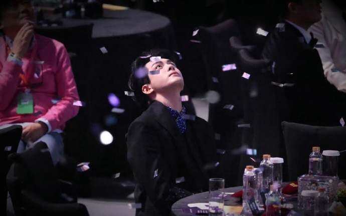 内场的曾舜晞 尖叫之夜曾舜晞内场帅到我了！黑色西装自带矜贵滤镜，露额造型清爽又大