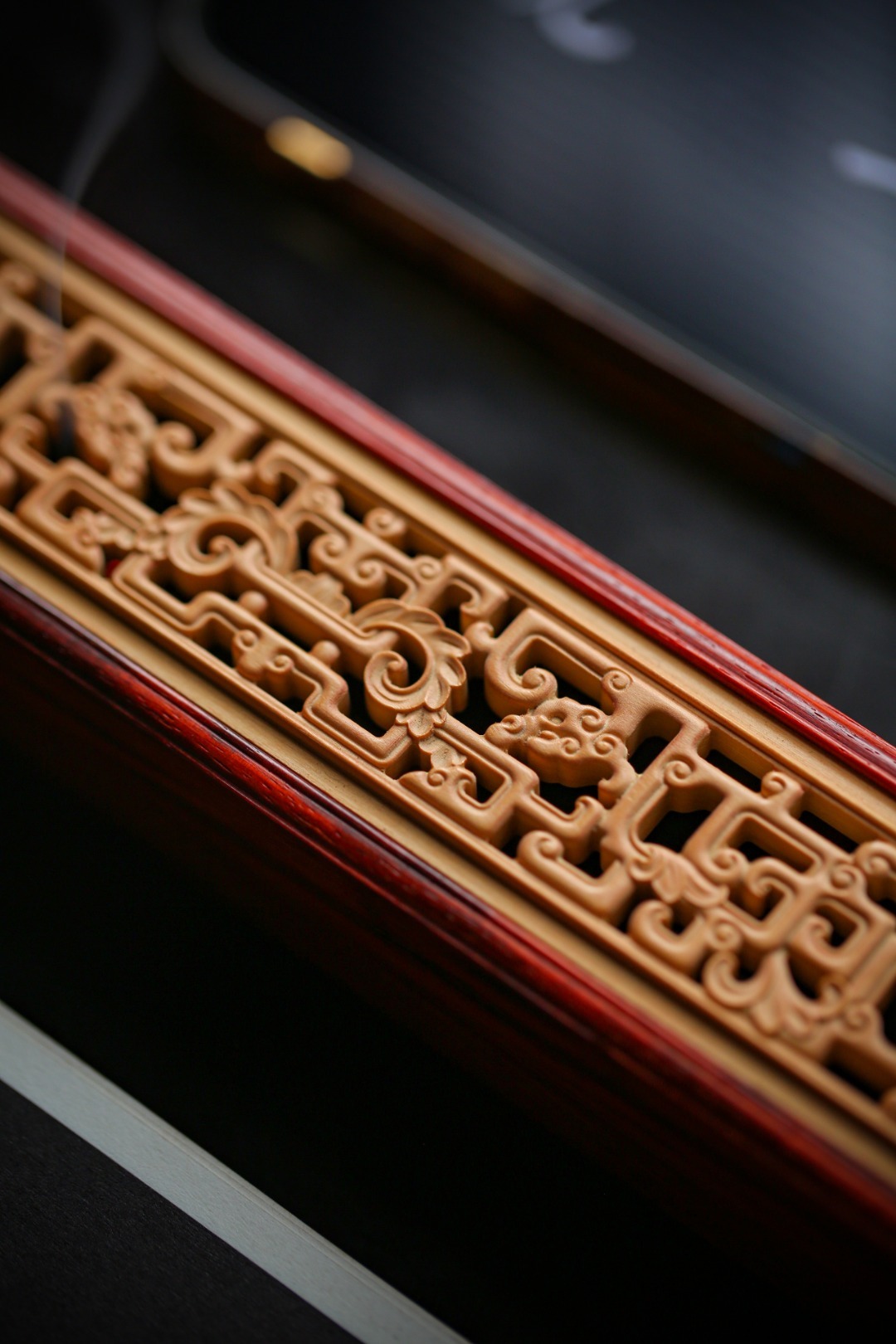 小叶紫檀×黄杨木 | 卧香盒小叶紫檀榫卯结构制。黄杨木镂雕螭龙纹，空灵静谧。焚香