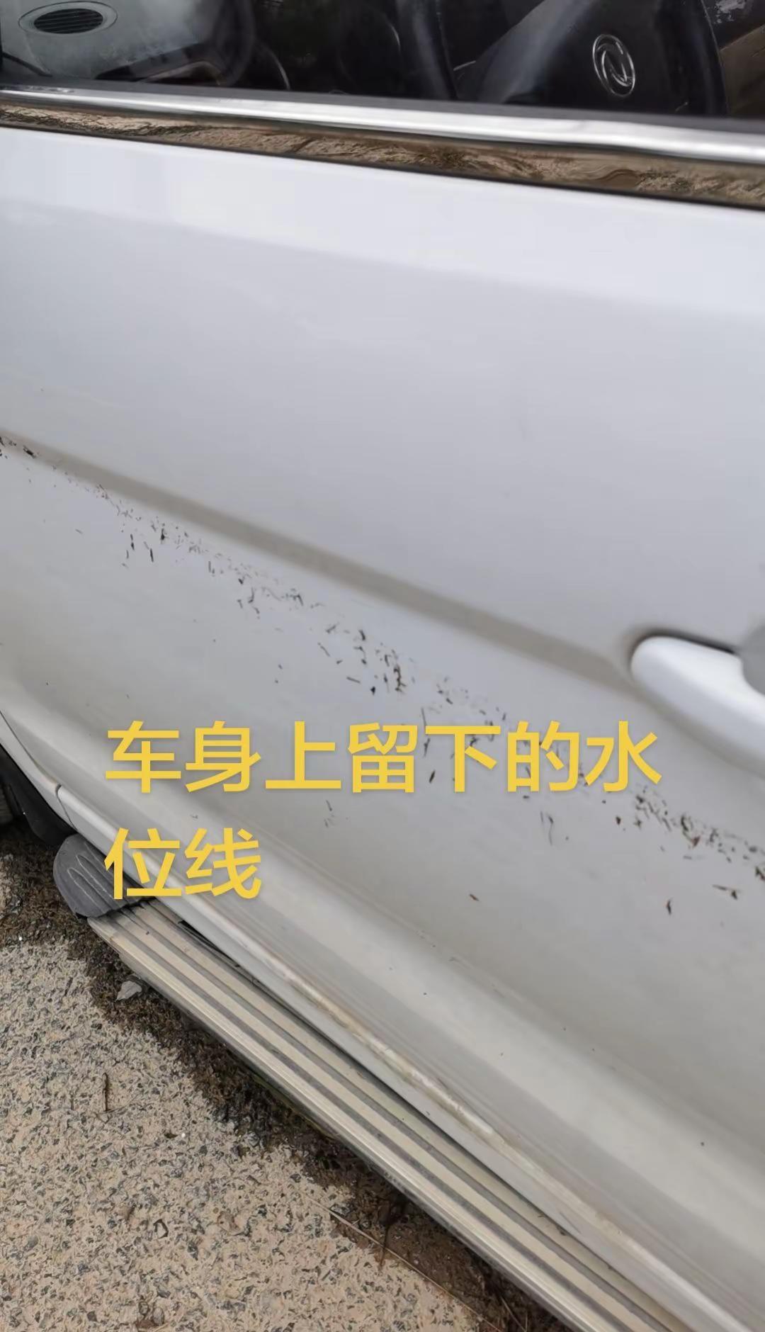 这辆老爷车有幸成为这次洪灾的受害者之一，洪水过后满城的车子都在等拖车。拖车司机表