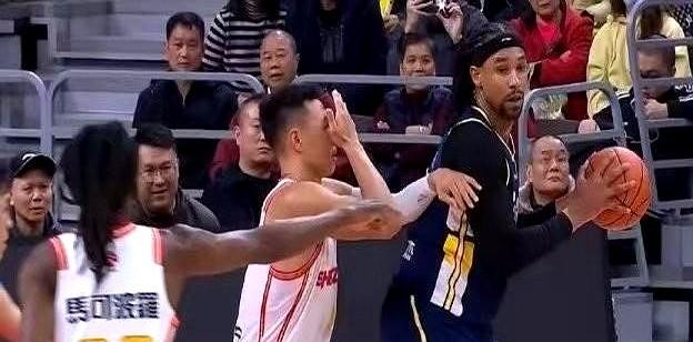 贺希宁这防守姿势，怕是要成CBA年度名场面！

广东对深圳的比赛，他去防老队友萨