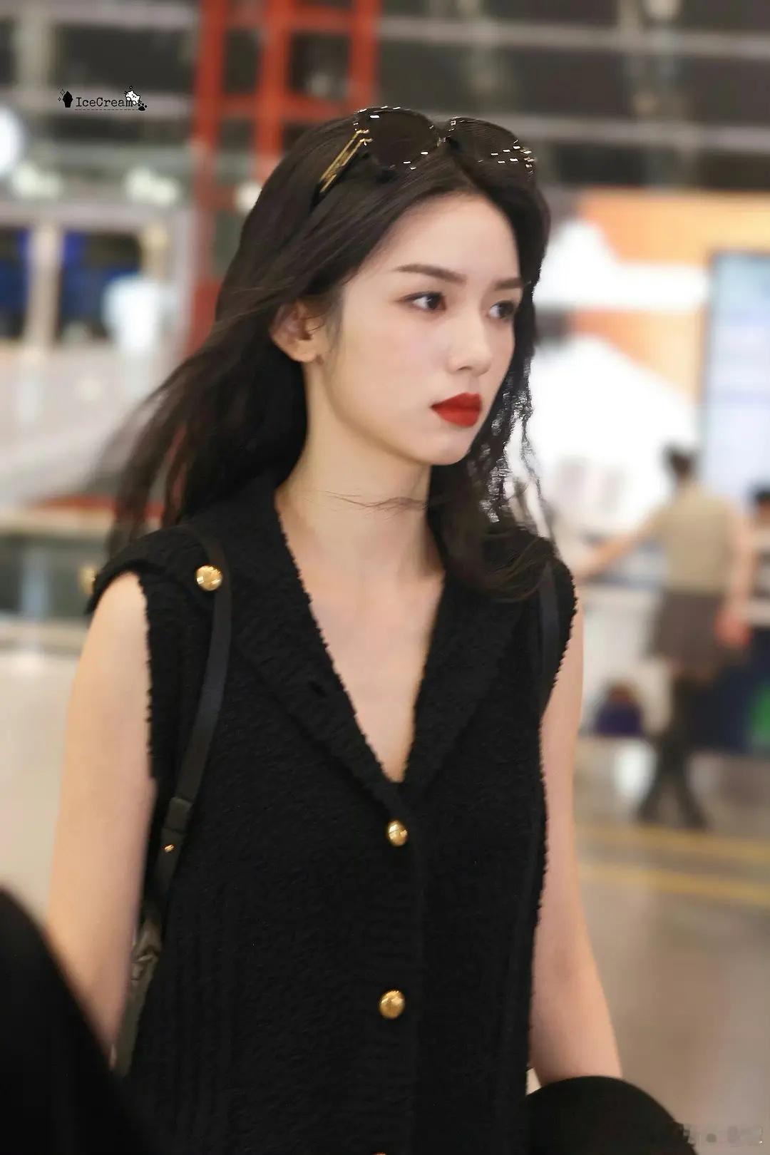 周也才是那个可甜可咸的小女孩叭！！！ ​​​