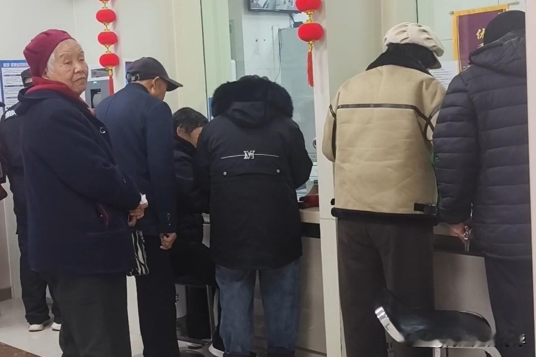 我在银行工作了近30年，发现90%的人在存钱这件事上都踩过坑。

今天我总结了四