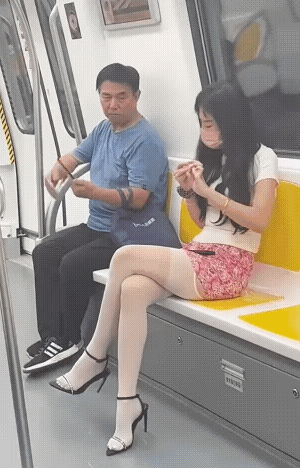 快轨上，大叔的手机短信响了一下。大叔眼花，好似他说:“大妹子，大叔眼花了，你帮看