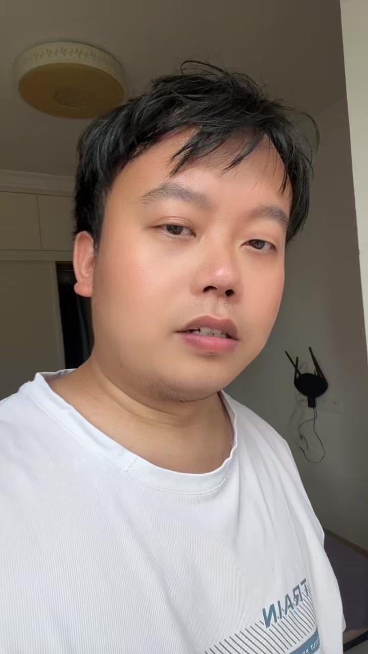 高校开放引争议，年龄不同感受异？对高校开放，有人赞有人骂。其实大学生们不乐意的背