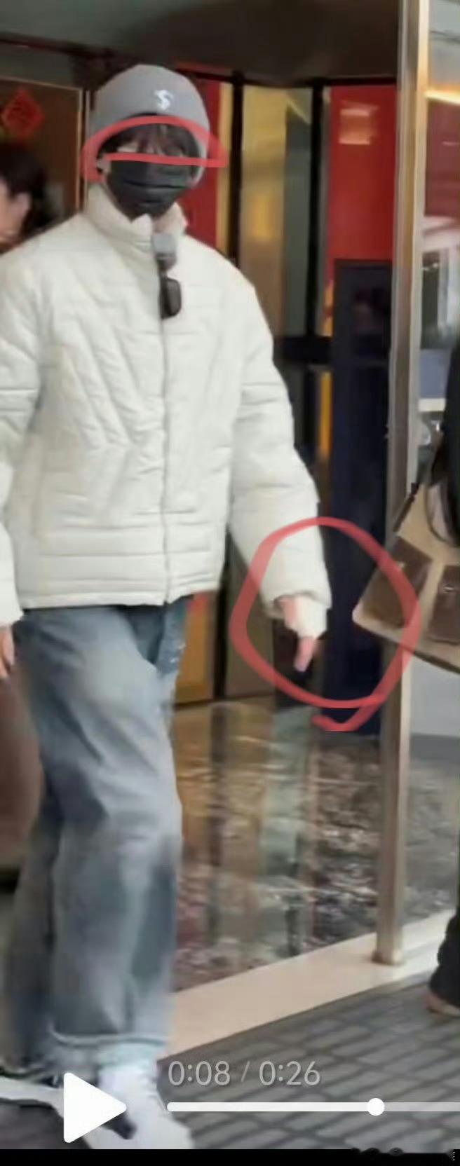 杨洋不让江山复工杨洋因手部骨折申请5天病假休养，但仅3天后被《不让江山》剧组召回