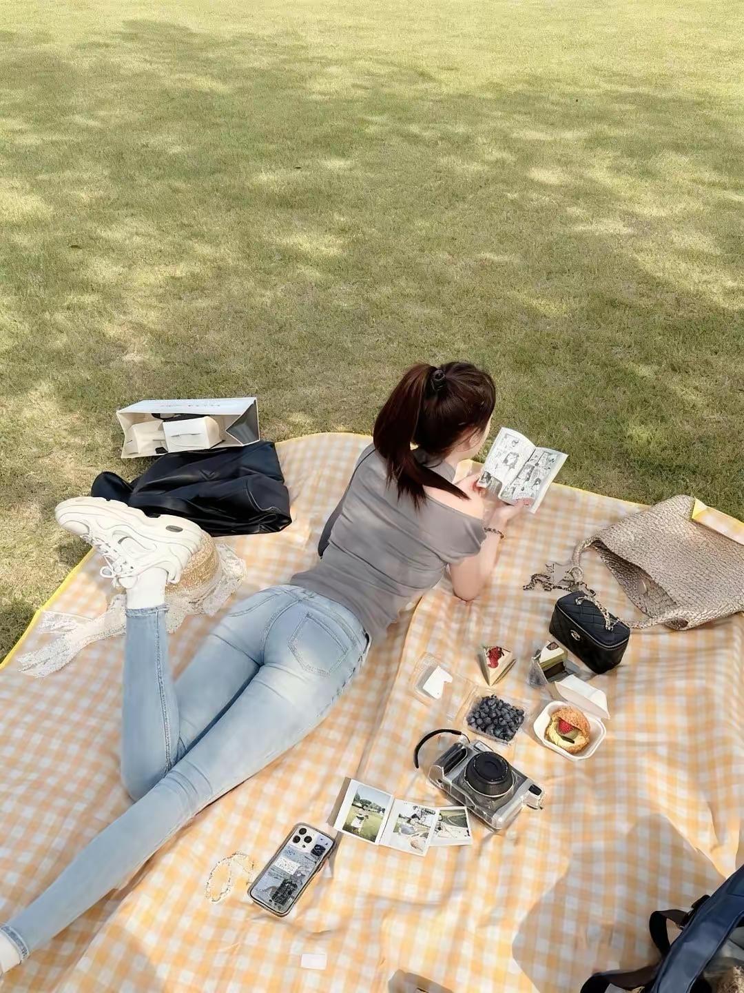 这个美女看的是什么书？