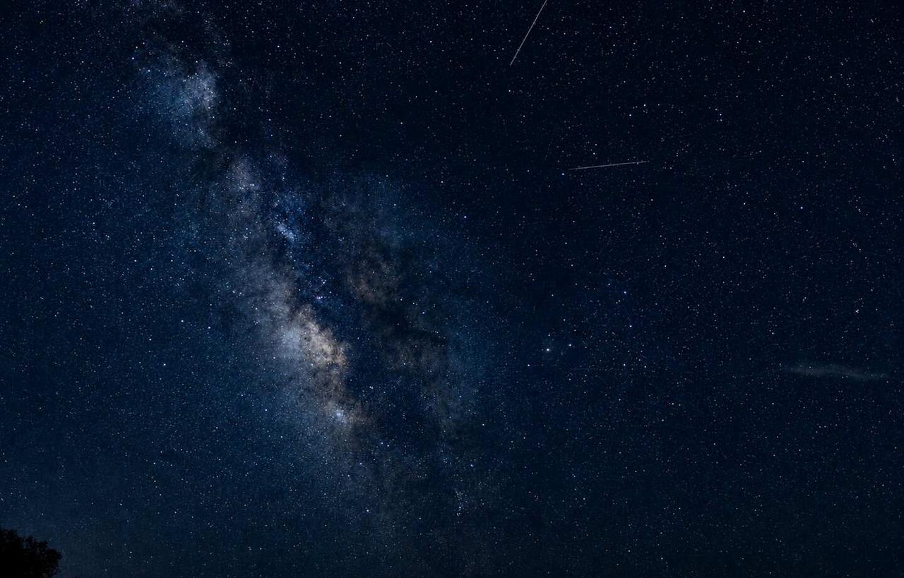 山里的英仙座流星雨
噼啪作响的篝火堆跳出火星带着松香
像夜空里亮橘色流星拖着巨大