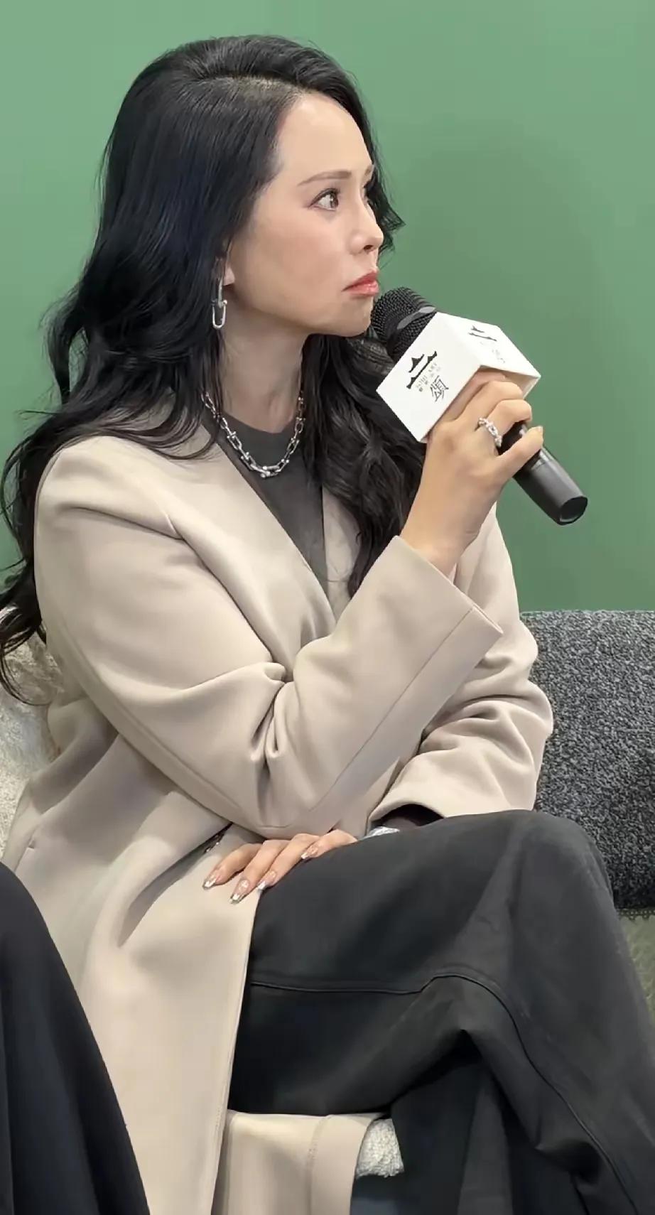 快60岁的伊能静，还是这么年轻美貌，头发也是黑的。都没有白头发。
身材脸蛋各方面