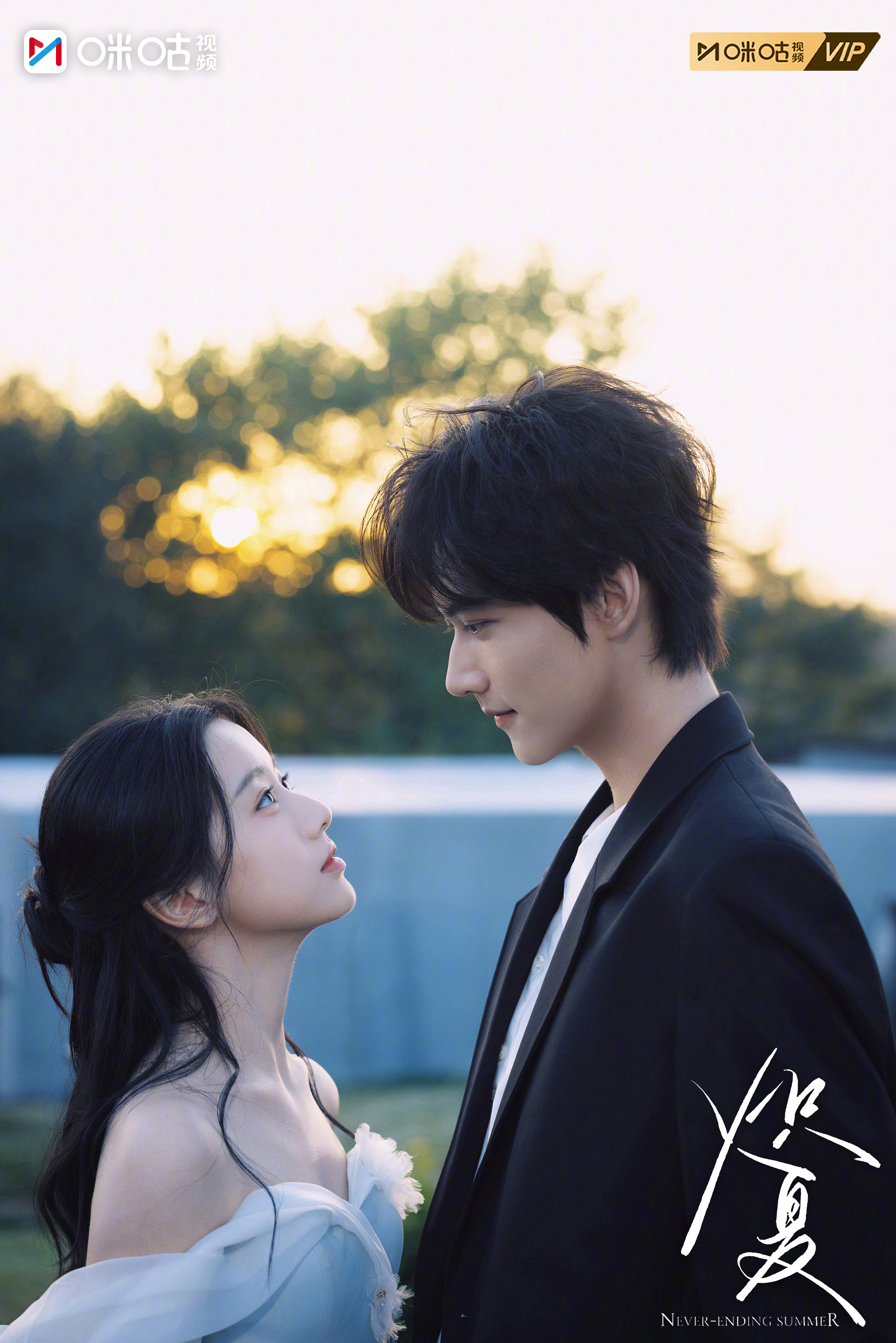 #上咪咕看炽夏# 电视剧炽夏# 在人群中一眼撞进对方眼底，方寸之间，心跳失序。 