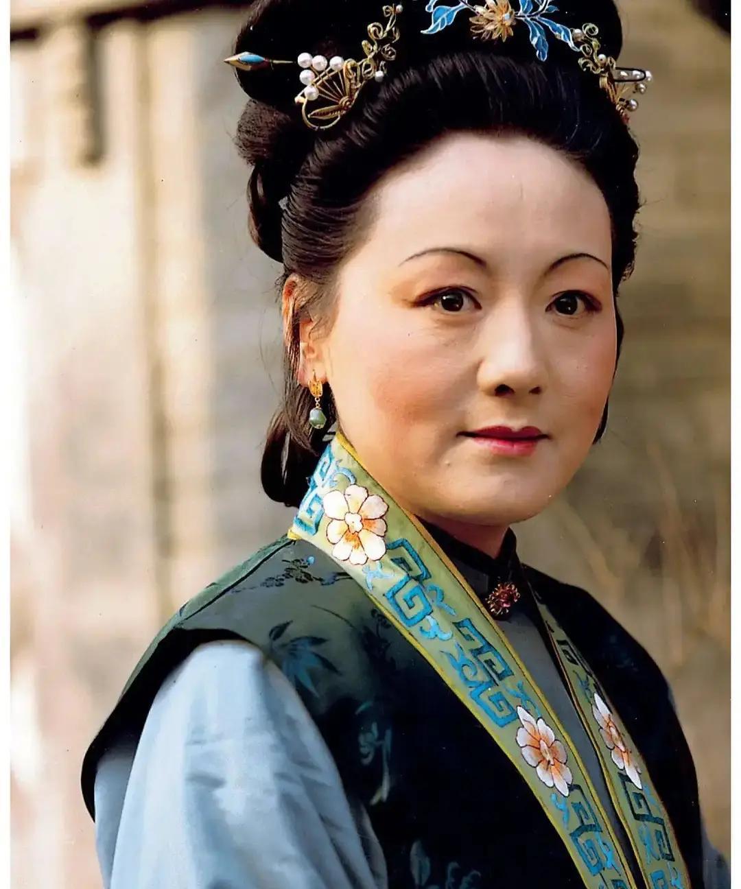 邓婕，哀痛难忍！1月22日，一向低调的邓婕，突然通过社交平台发文，字里行间都是悲