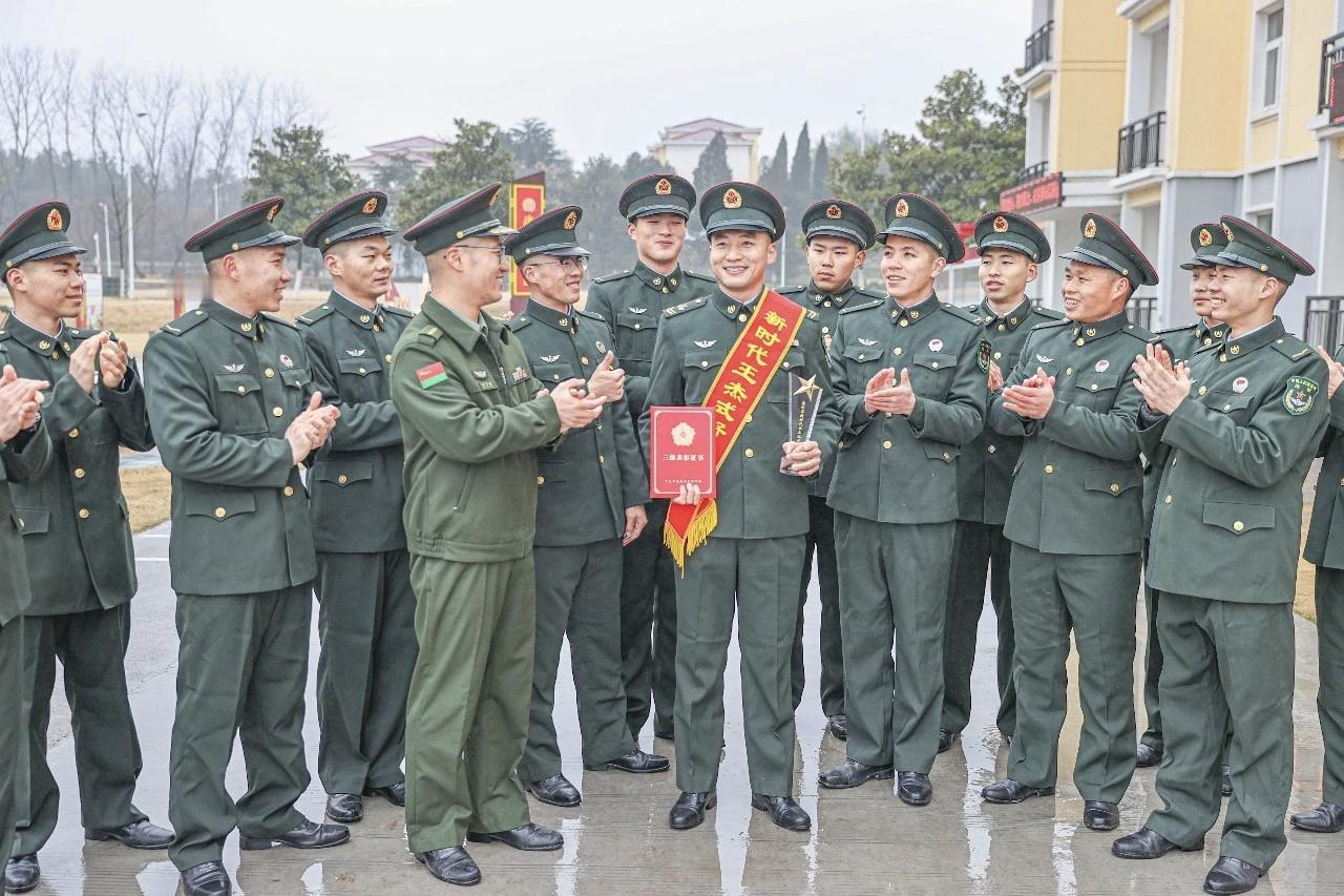 曹世毫：第71集团军某旅“马石山十勇士”班第48任班长。入伍9年，先后荣立个人三