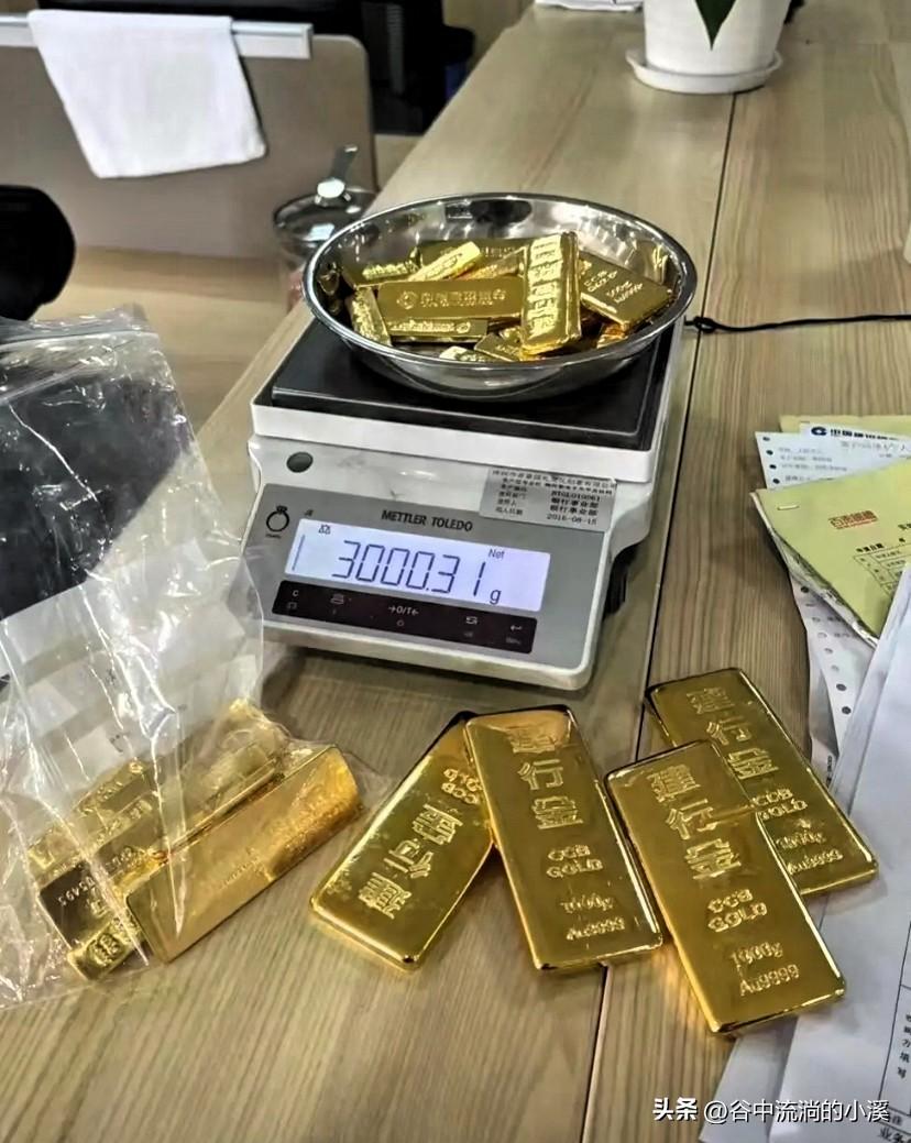 前两天卖黄金的人，
怕是偷着乐到合不拢嘴！
金价这波跌势太出乎意料，
三天连跌停