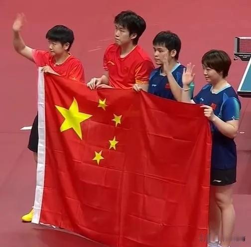 亚运会混双决赛蒯曼/林诗栋4:0战胜孙颖莎/王楚钦，大家注意到莎莎和蒯曼的表情了