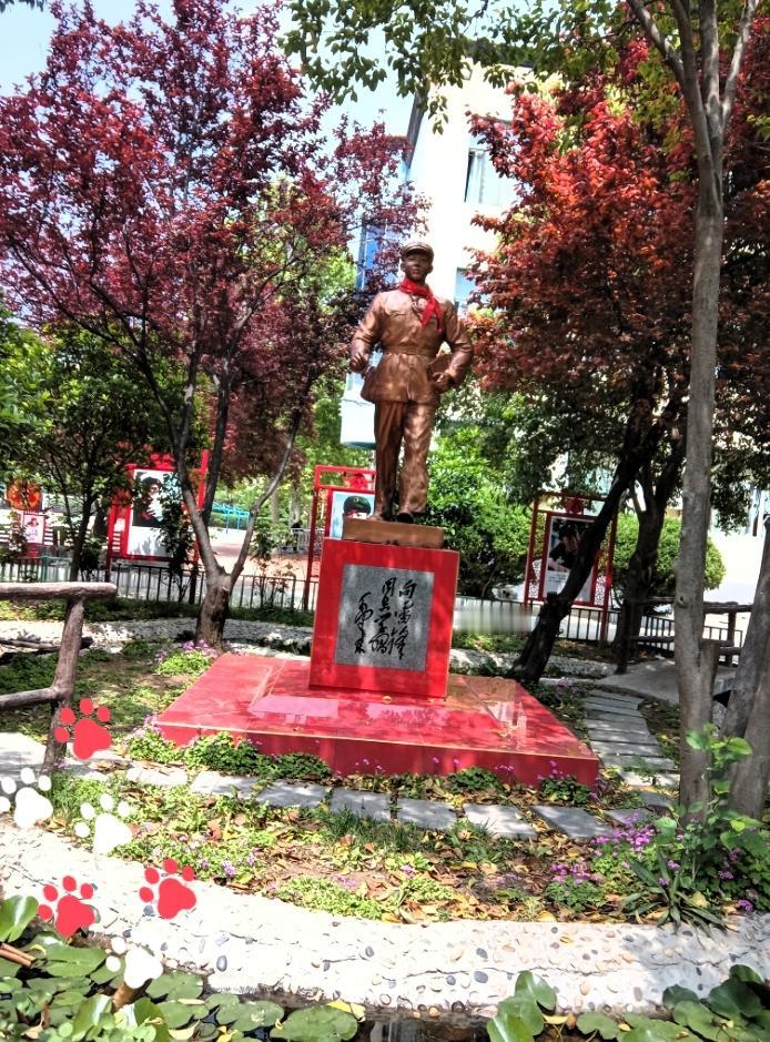 郑州新密这尊雷锋雕像，看着就很暖心！
 
在郑州新密的小公园里，偶遇了这尊雷锋雕