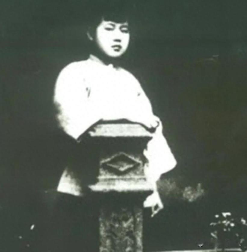 传奇女性金维映，她是邓公的第二任妻子，在长征途中生下儿子李铁映，却在苏联养病时不