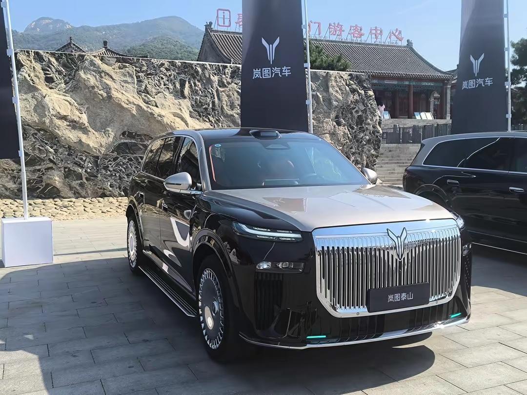 岚图泰山与泰山文旅达成战略合作。

现在的旗舰SUV，动不动就比屏幕大小、比零百