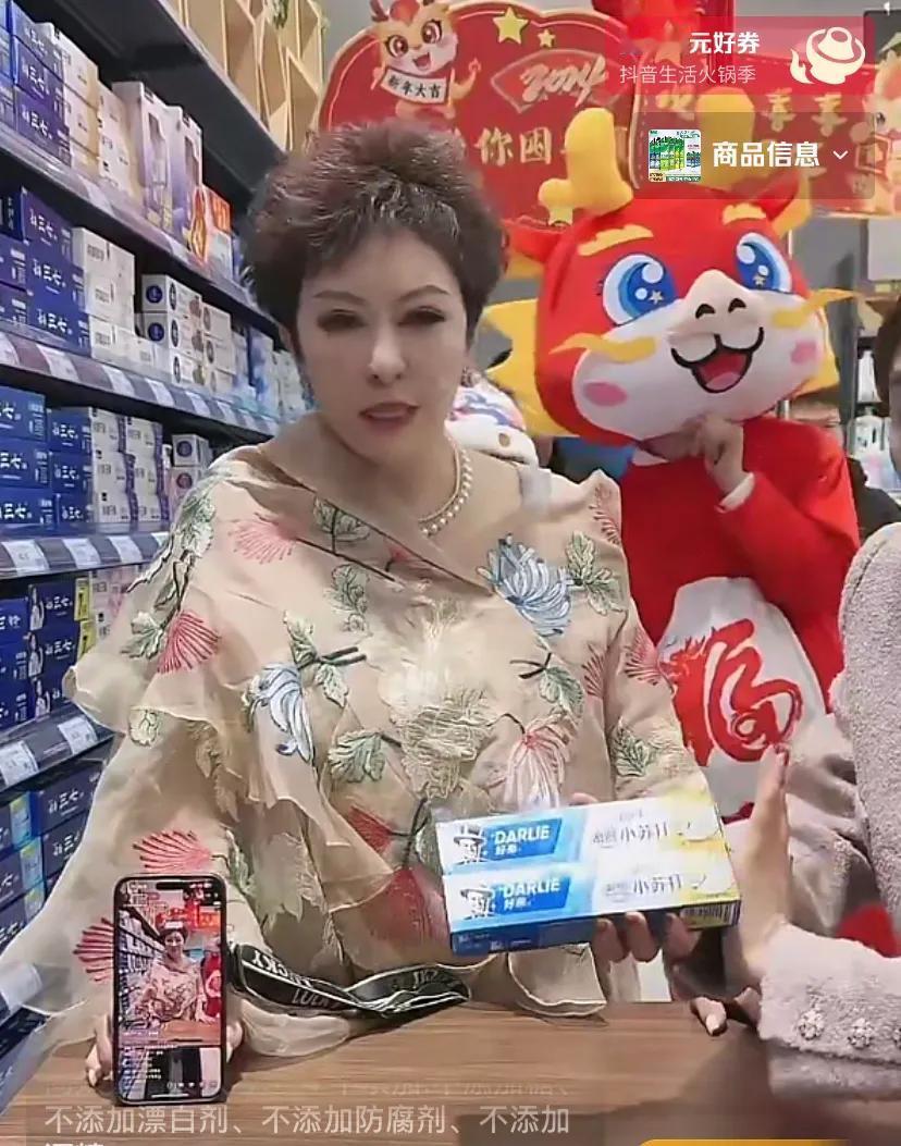 向太早晨六七点钟就开始直播了，最近这娘俩很拼呀，向太一边录综艺节目，坐着轮椅拄着