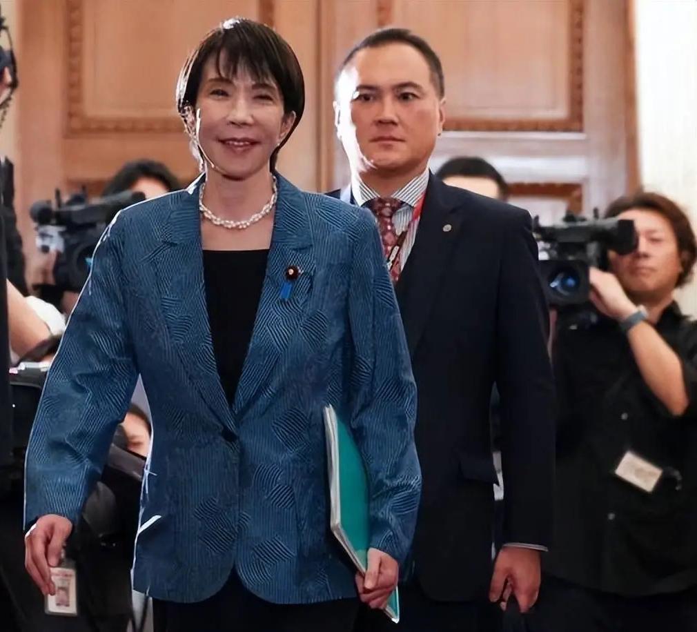 极不成熟的高市早苗

近日在南非举行的二十国集团峰会上，日本首相高市早苗因服装选