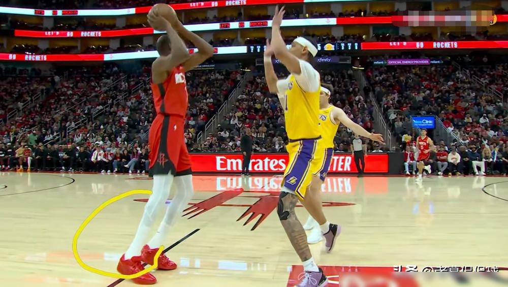 37岁，联盟出场时间第二，却用脚把胜利踢给了湖人。
看看这数据：全场7失误，下