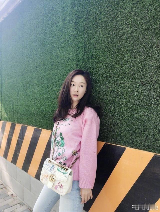 被杜江宠着的霍思燕又嫩了！穿粉色毛衣配牛仔裤似少女，真看不出是80年的！ 