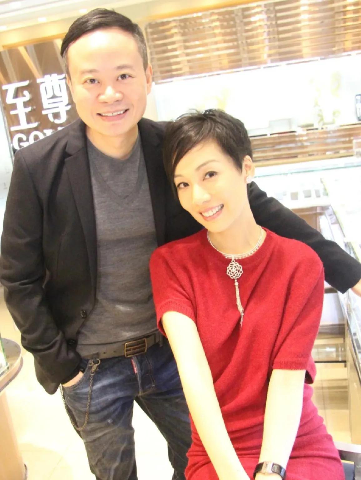 原来他们做过夫妻啊！可惜最终离婚收场
男的是星二代，同时是娱乐公司CEO。女的则