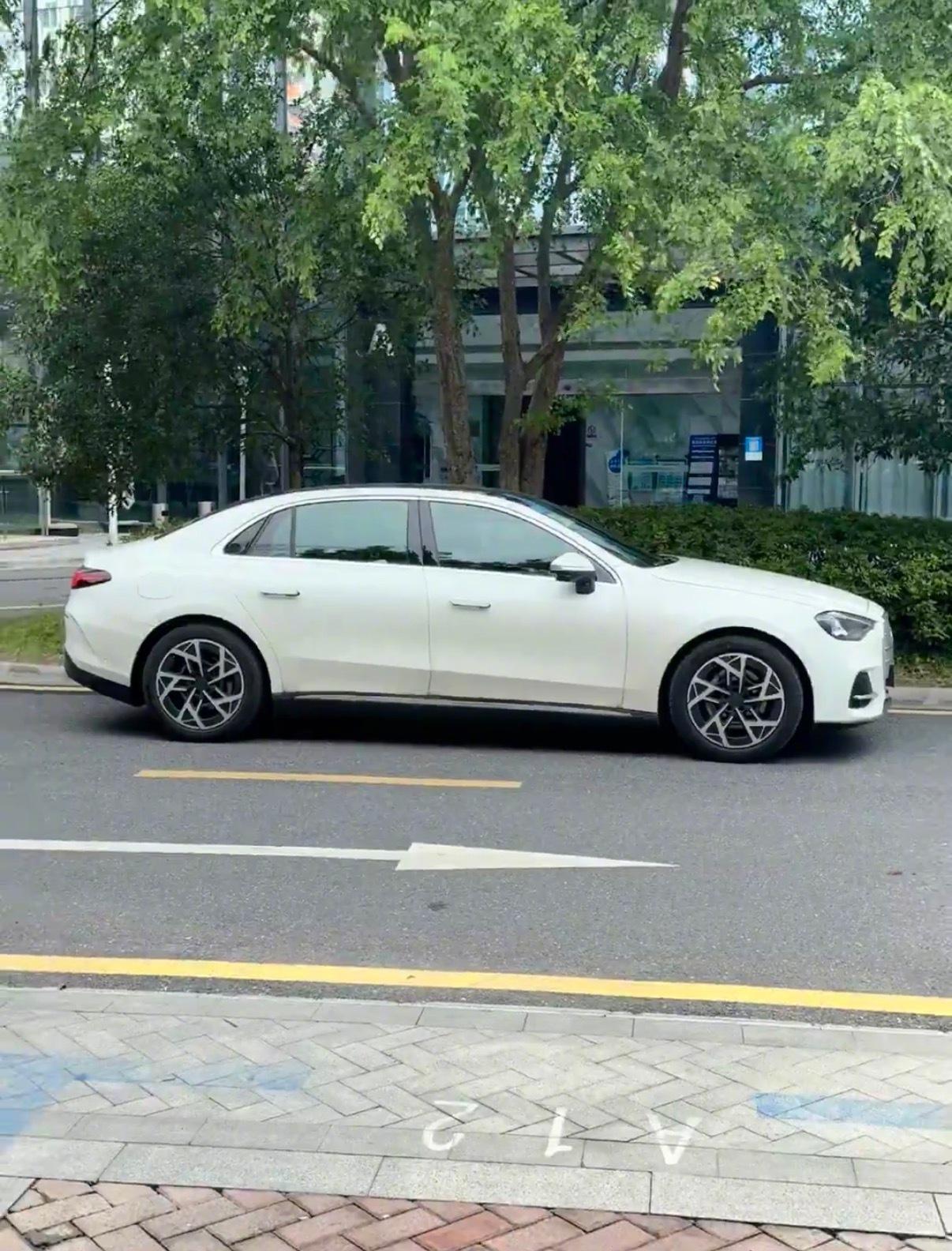 奔驰纯电C级实拍图，这设计怎么样，车头车尾得拆开打分吧~【来自懂车帝车友圈】