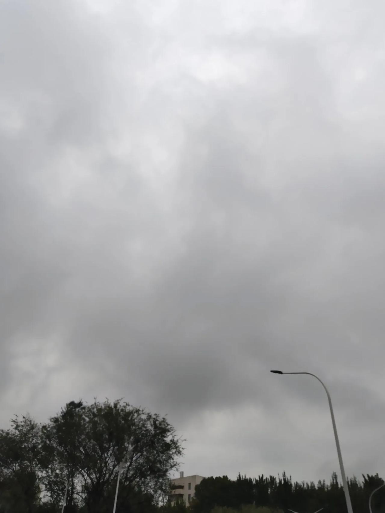 烟台下雨了，下雨从一年多，断断续续，傍晚又下个不停，没有夏天那样大风大雨，秋天的