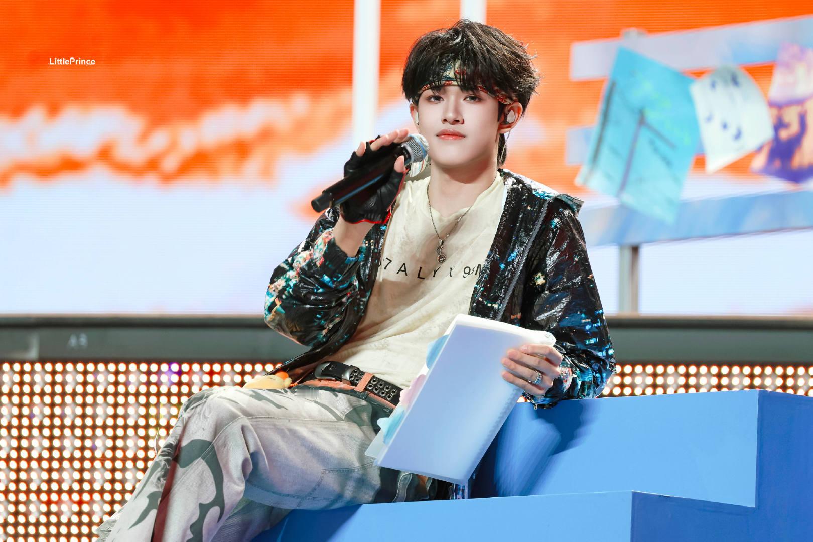 张极举饭撒牌要飞吻被张极举牌要飞吻的样子可爱晕了！主动跟粉丝要爱的宝宝也太珍贵了